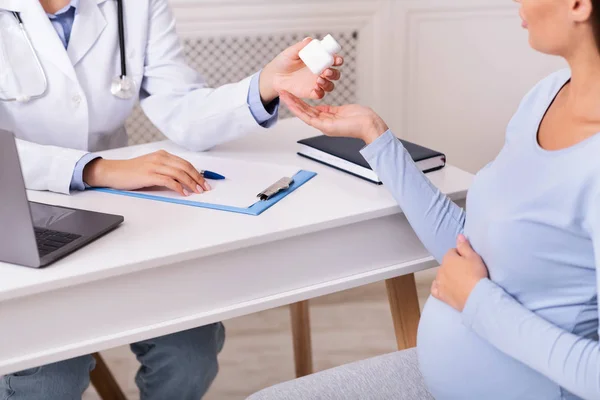 Unrecognizable Doctor Prescribing Medicines For Pregnant Lady In Office, Cropped — Stock Photo, Image