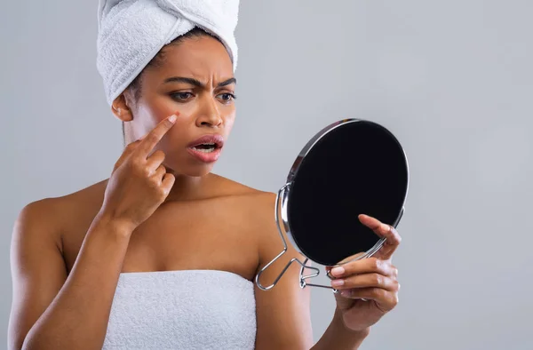 Mujer enojada mirando al espejo, encontró espinilla en su cara —  Fotos de Stock