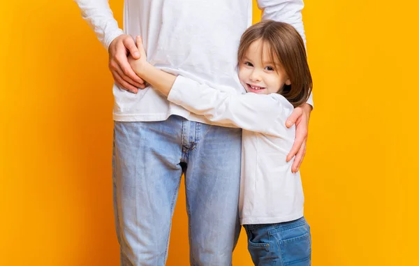 Linda chica preescolar sonriente abrazando a su papá — Foto de Stock