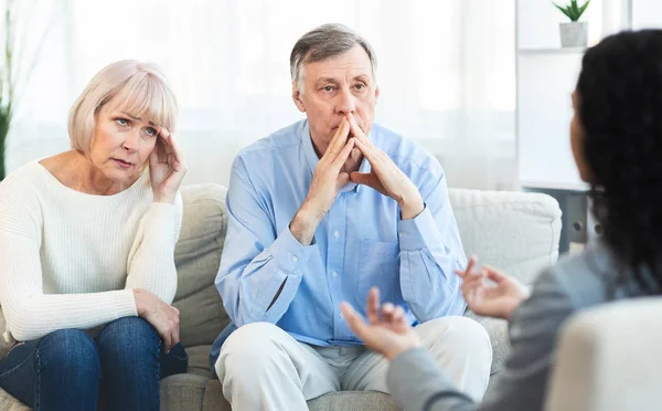 Starší manžel a manželka poslouchají psychoterapeuta — Stock fotografie