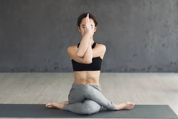 Concepto de yoga. Mujer entrenando en pose de águila —  Fotos de Stock