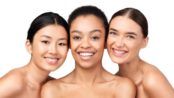 ホワイトスタジオの背景に笑顔を浮かべる3つの多人種モデル、パノラマ — ストック写真