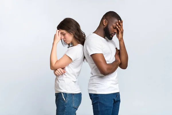 Depressives gemischtrassiges Paar steht nach Streit Rücken an Rücken — Stockfoto