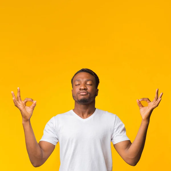Zen-liknande lugn Afro Guy meditera stående, Studio Skott — Stockfoto