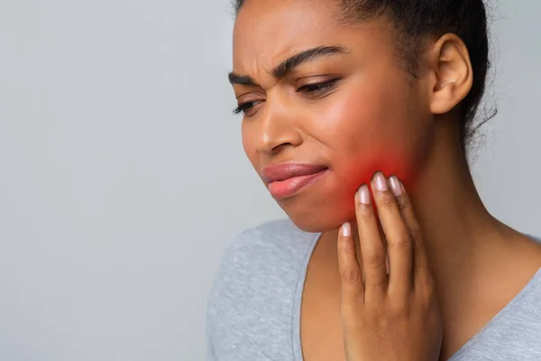 Jeune fille triste ayant la douleur dans ses dents — Photo