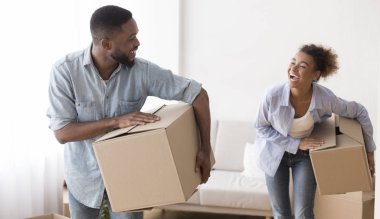 Neşeli Afro Çift Taşıma Kutuları Yeni Eve Gidiyor