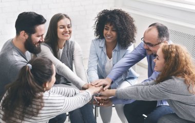 Terapi seansında el ele tutuşan mutlu rehabilitasyon hastaları