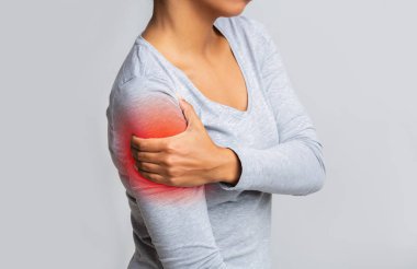 Siyah kız kaşınan kırmızı elini kaşıyordu.