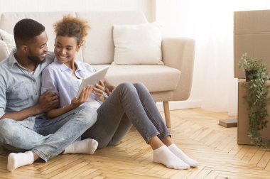 Yeni Düz Katta Oturan Afro Eşler Tablet Kullanıyor