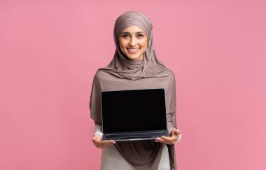 Sırıtkan Arap Kız Kara Ekranlı Laptop Tutuyor