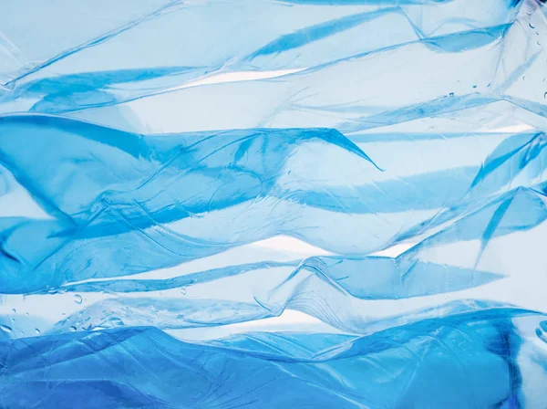 Muster blauer Plastikflaschen auf weißem Hintergrund — Stockfoto