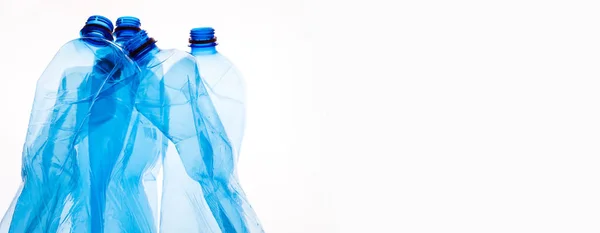 Beyaza izole edilmiş mavi evcil hayvan plastik şişeleri. — Stok fotoğraf