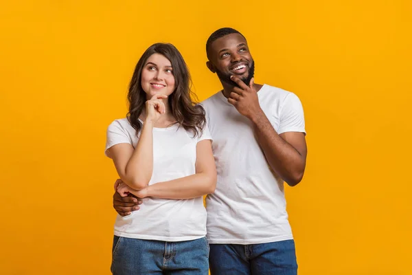 Porträtt av pensiv ung interracial par tänker på något — Stockfoto