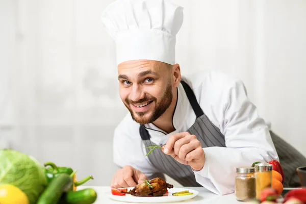 Chef Man cozinhando frango decorando prato com ervas na cozinha — Fotografia de Stock