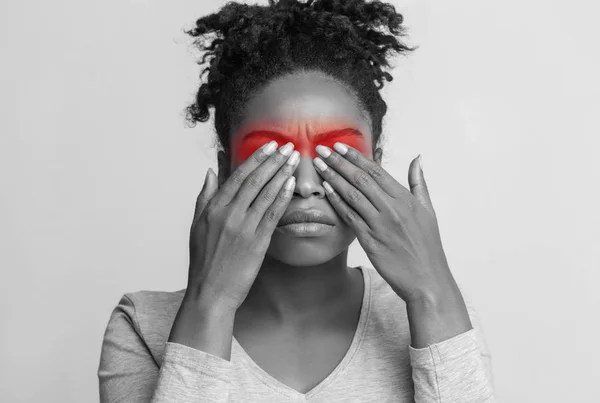 Zaklatott fekete nő szenved erős szemfájdalom — Stock Fotó
