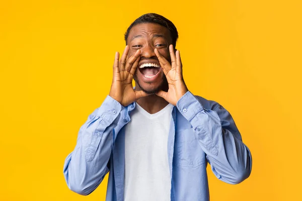 Black Man Kiabálás Holding Hands Near Mouth Standing, Studio Shot — Stock Fotó