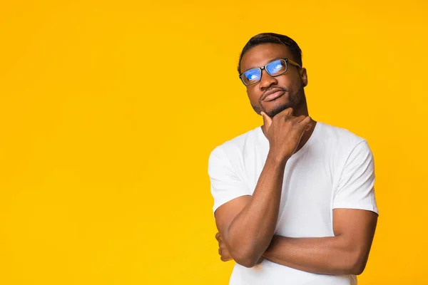 Pensive Black Guy denken staande op gele achtergrond, Studio schot — Stockfoto