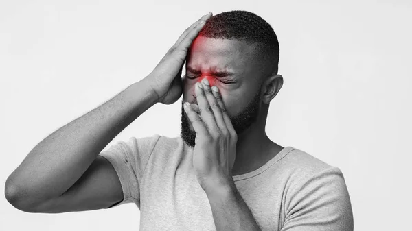 Zwart-wit foto van een man die lijdt aan sinusitis — Stockfoto