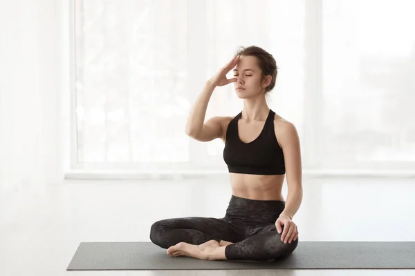 Mujer concentrada en pensamientos, practicando yoga en estudio —  Fotos de Stock