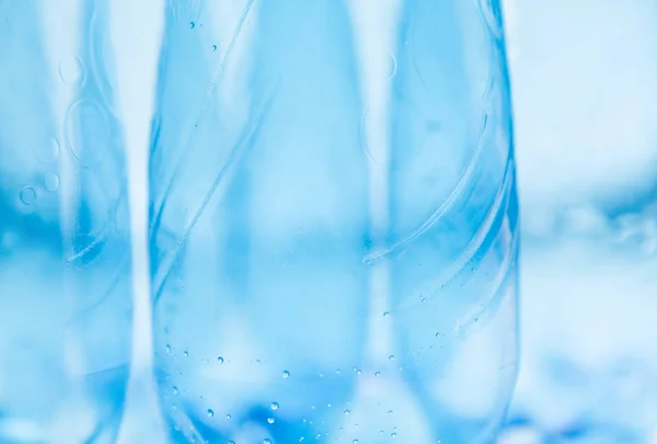 Leere Plastikflaschen in Makroaufnahme auf weißem Hintergrund — Stockfoto