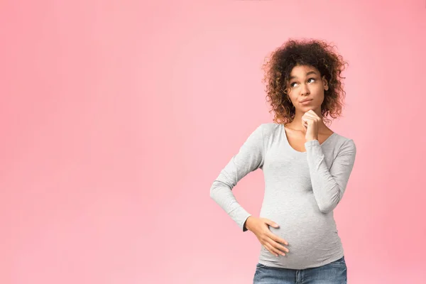 Töprengő terhes nő választott nevet a baba — Stock Fotó