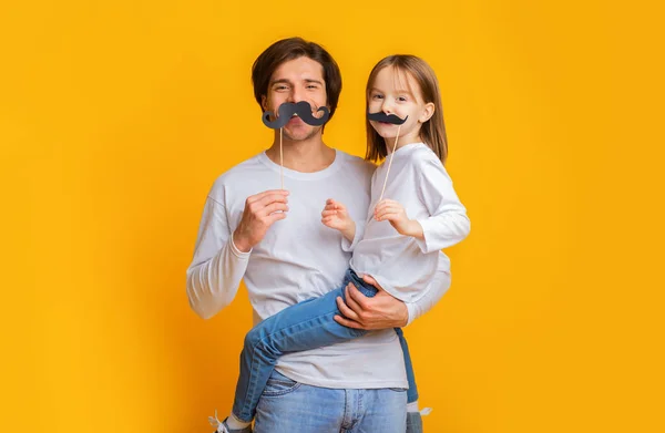 Ragazza divertente e papà hanno i baffi sui bastoni — Foto Stock