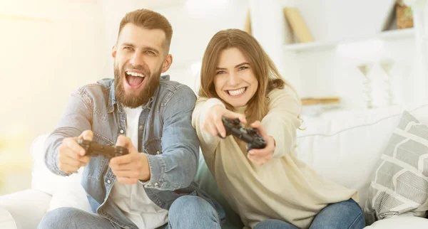 Entretenimento de fim de semana. casal animado jogar jogos de vídeo — Fotografia de Stock