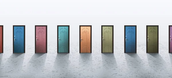 Різноманітність різнокольорових дверей на сірому фоні — стокове фото
