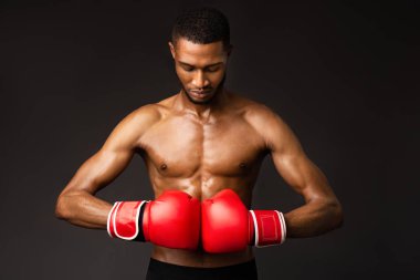 Yakışıklı afro sporcu stüdyoda dövüşmeye hazır.