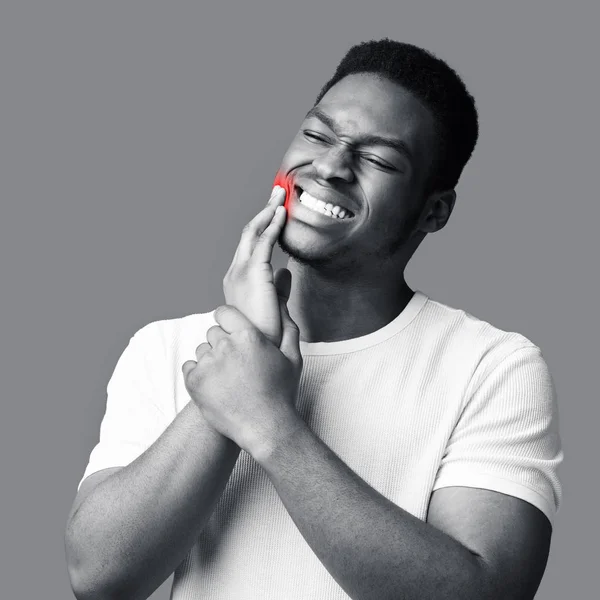Függőleges portré jóképű fekete fickó fogfájással — Stock Fotó