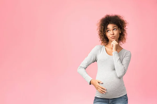Mujer embarazada pensativa elegir el nombre para el bebé — Foto de Stock