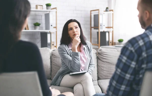 Nachdenklicher Psychologe im Gespräch mit problematischen Ehepaaren — Stockfoto
