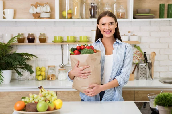 Compras de comestibles. Mujer feliz sosteniendo bolsa con verduras —  Fotos de Stock