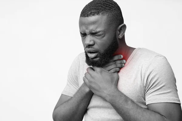 Junger ungesunder Typ hustet, hat Halsschmerzen — Stockfoto