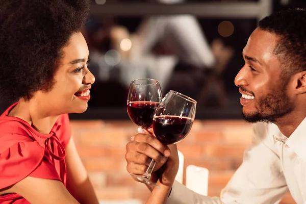 Makar som kopplar ihop glas korsar sina händer med datum i restaurangen — Stockfoto