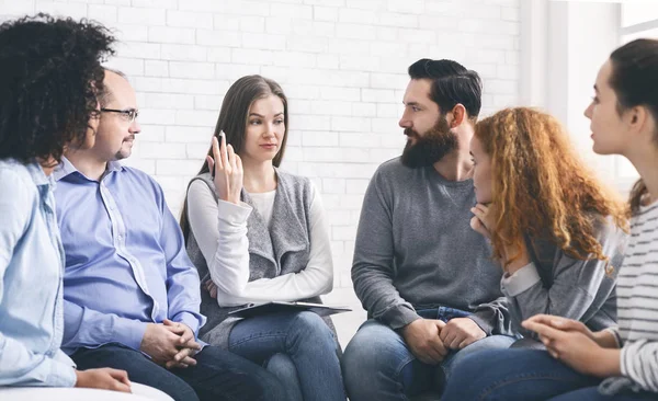 Grupo de personas problemáticas que escuchan al psicoterapeuta — Foto de Stock