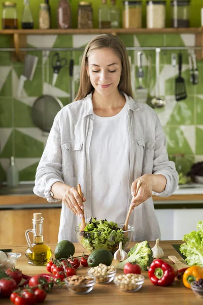 Sólo comida saludable. Atractiva joven mujer mezclando ensalada — Foto de Stock
