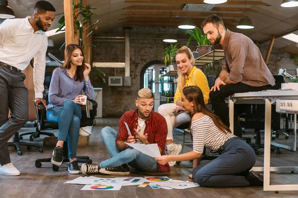 Casual Interior Designers arbeiten an neuem Projekt im Büro — Stockfoto