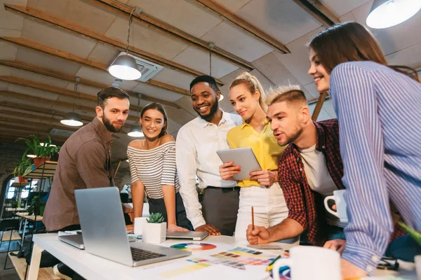 Equipo joven haciendo videollamada con el cliente — Foto de Stock