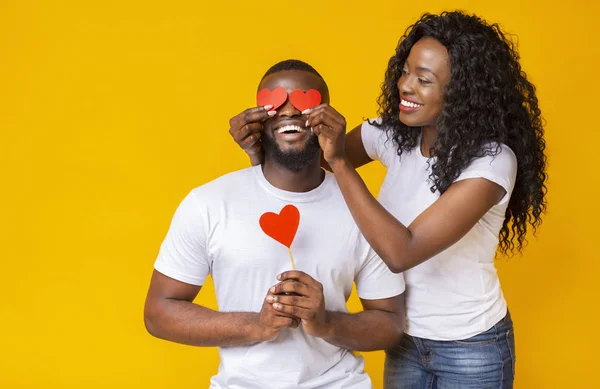 Afro-americano jovem mulher surpreendente ela homem com valentine presente — Fotografia de Stock