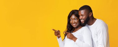 Siyah mutlu kız erkek arkadaşına inanılmaz teklifler gösteriyor.