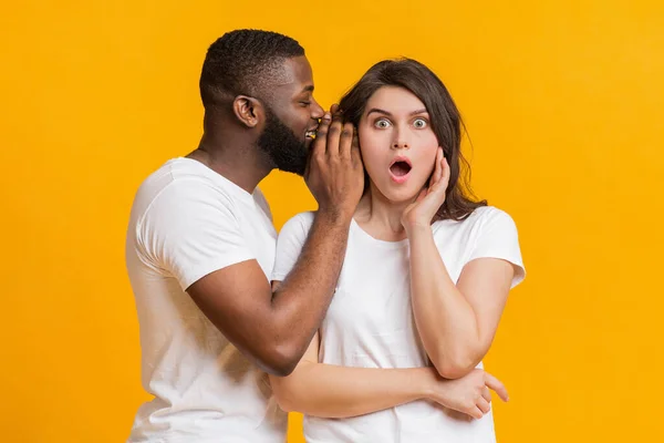 Afro-americano homem compartilhar segredo com seu chocado namorada — Fotografia de Stock