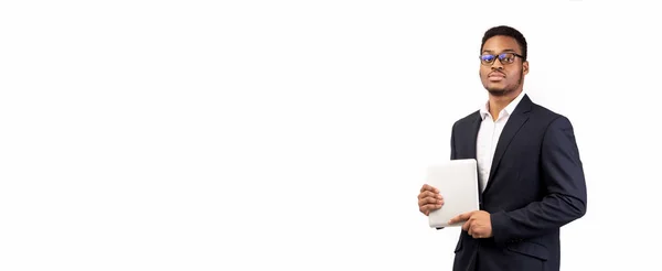 Hombre negro guapo sosteniendo la tableta sobre fondo blanco — Foto de Stock
