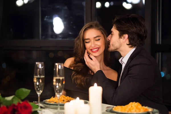 Glücklicher Mann und Frau genießen Valentinstag-Date — Stockfoto