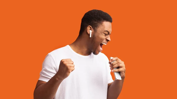 Retrato del hombre negro en auriculares inalámbricos cantando — Foto de Stock