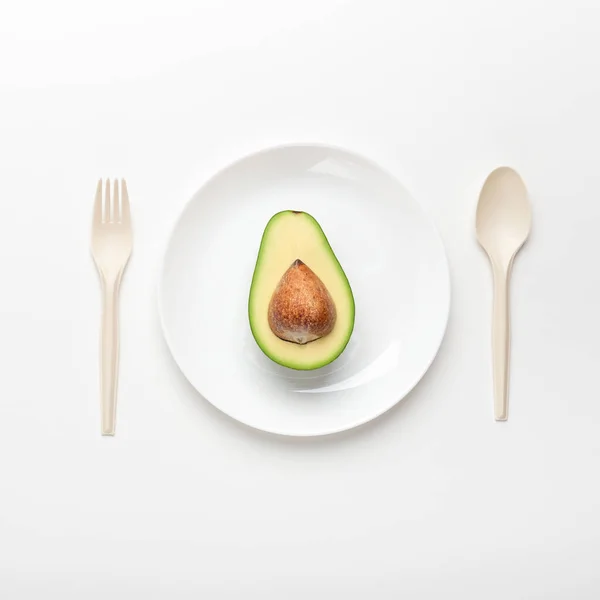 Avokado tohumlarının bioplastik tek kullanımlık çatal bıçak takımı yemek — Stok fotoğraf