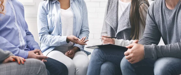 Conseiller avec presse-papiers parlant aux patients au bureau — Photo