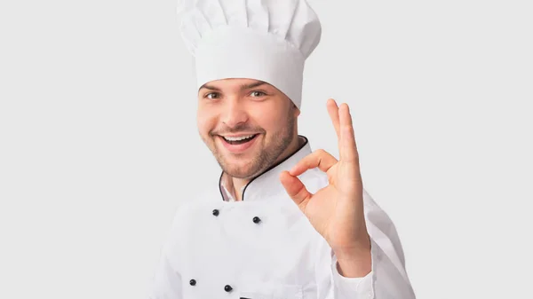 Pewny siebie szef kuchni człowiek Gesturing Ok Zatwierdzenie receptury, Białe tło — Zdjęcie stockowe