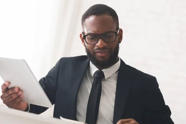 Entrepreneur concentré travaillant dur au bureau, en utilisant une tablette — Photo