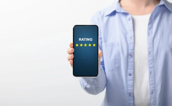 Consumidor Mostrando celular com cinco estrelas para classificação de satisfação — Fotografia de Stock